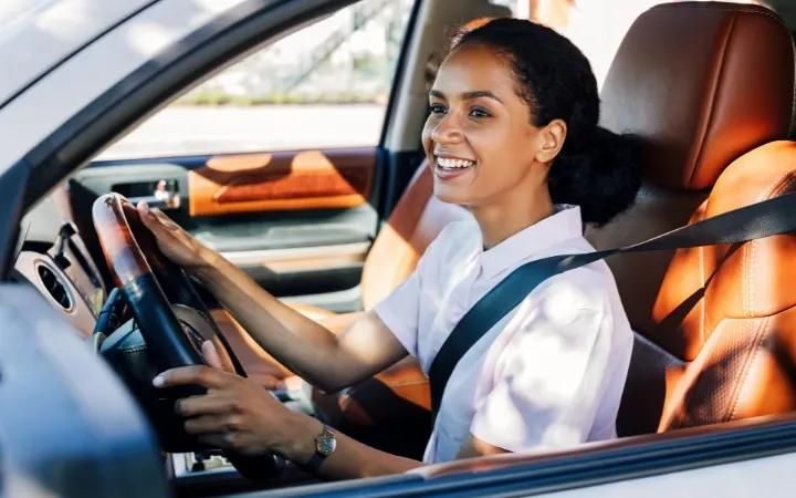 femme conduisant une voiture