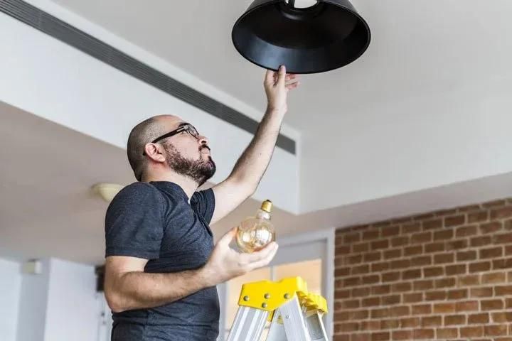 changer ampoule basse consommation pour réduire sa facture d'électricité