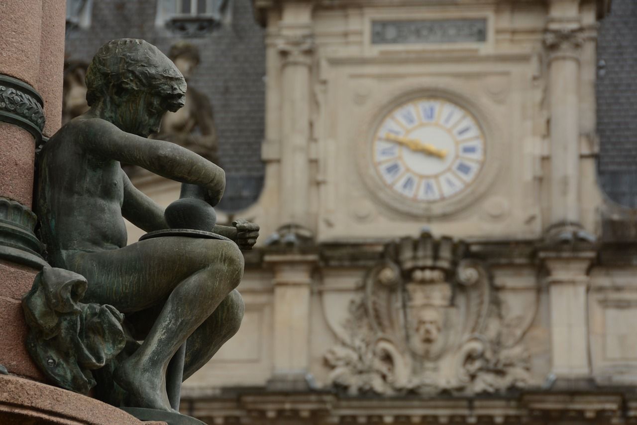 statue et horloge