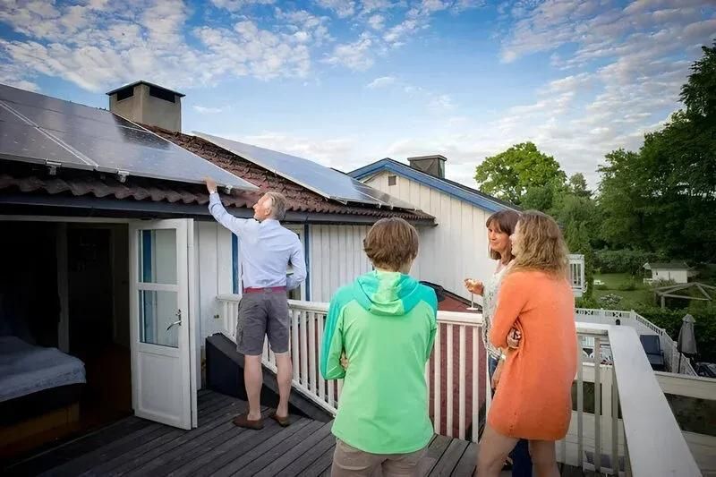 famille et maison avec panneaux solaires