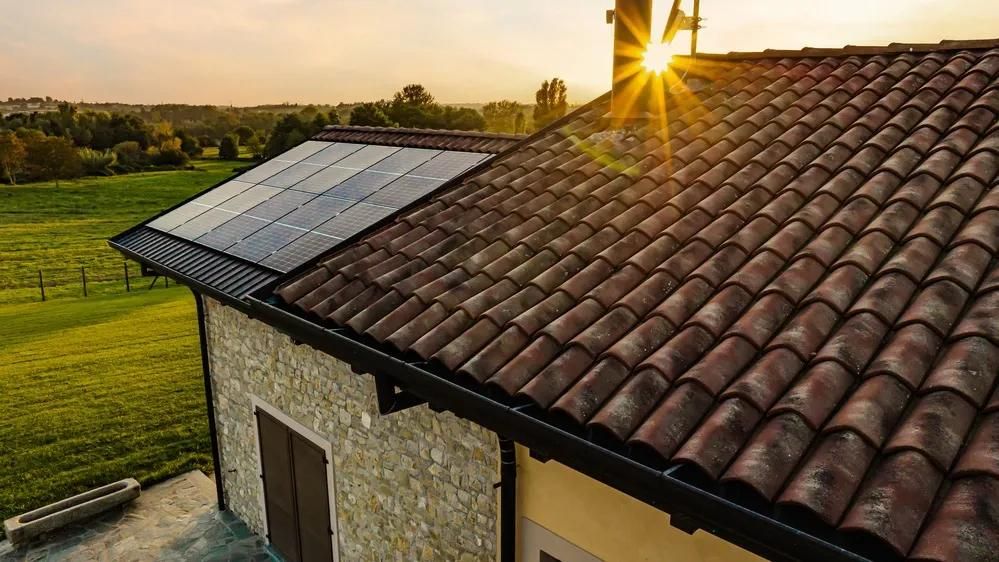 panneaux solaires sur le toit