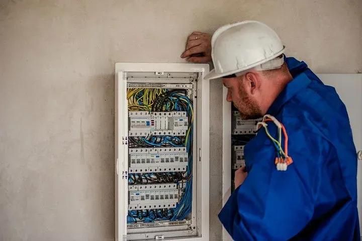 kit panneaux solaires travaux électriques
