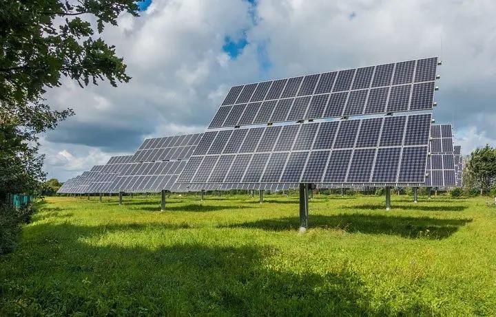 panneaux solaires au sol