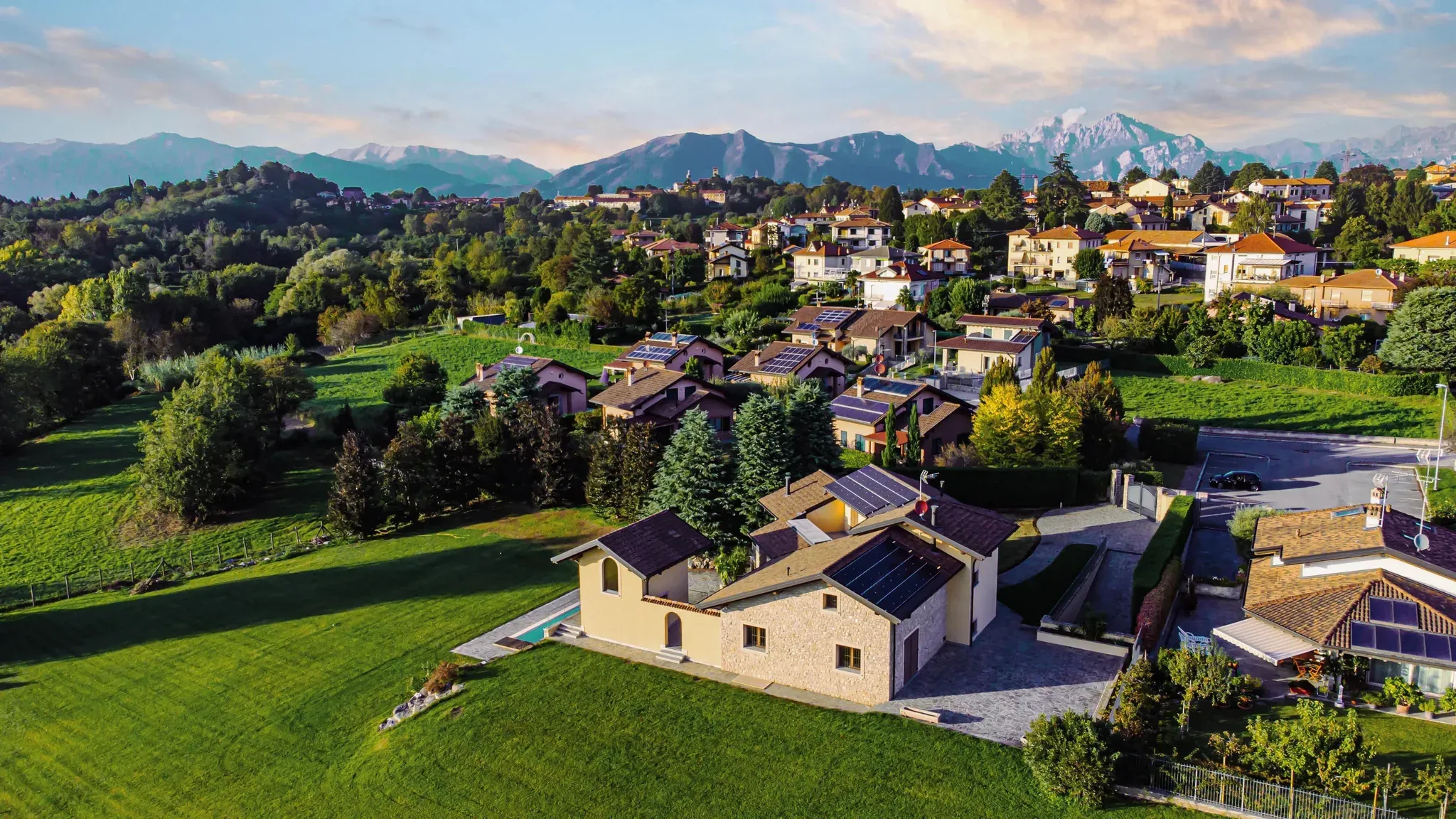 maison avec panneaux solaires