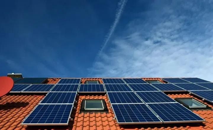 panneaux solaires polycristallins surimposition