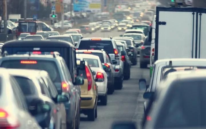 embouteillages sur une route à double voies