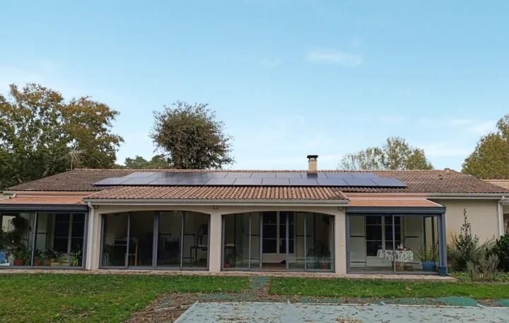 maison équipée de panneaux solaires