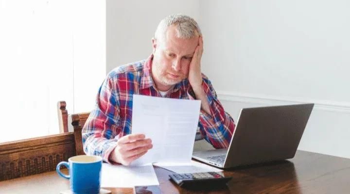 homme regardant sa facture d'électricité