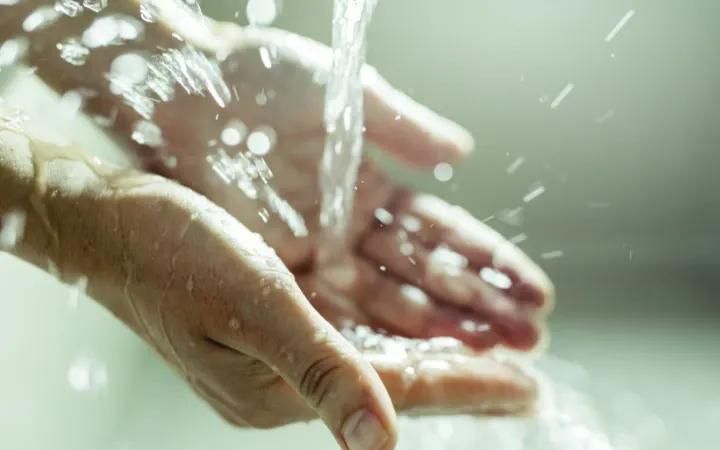 personne se lavant les mains