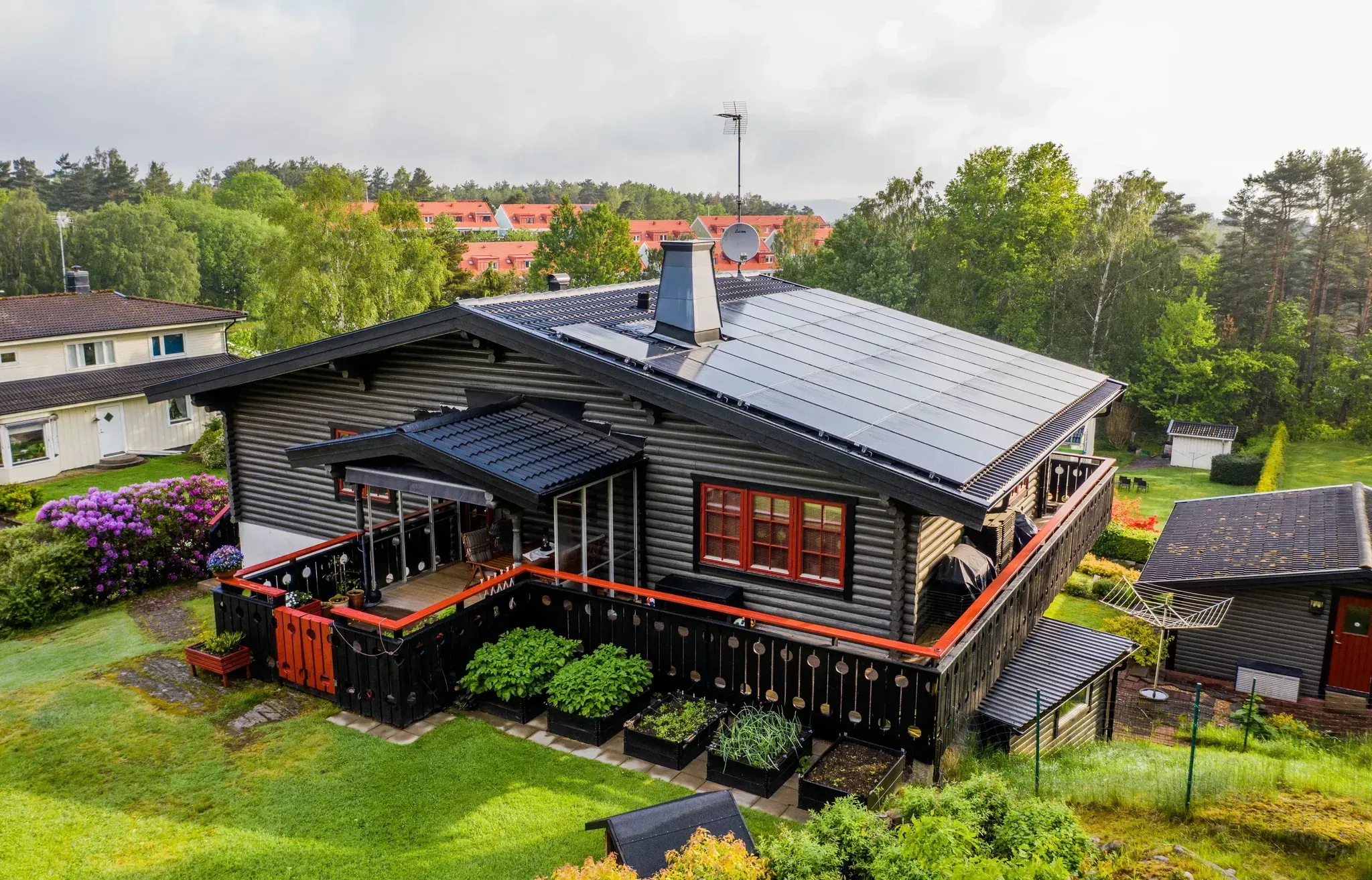 maison équipée de panneaux solaires
