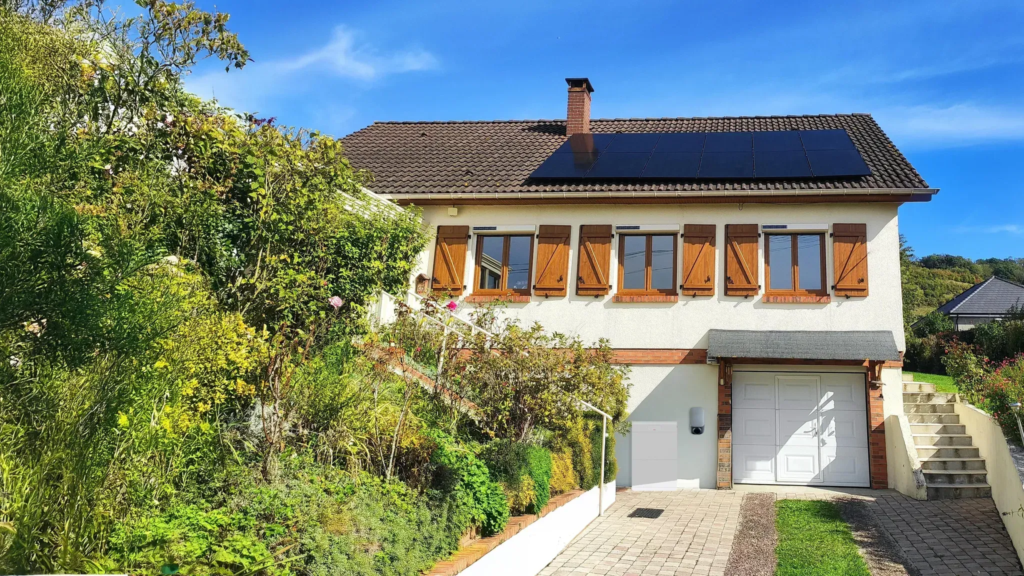 maison avec un système photovoltaïque complet