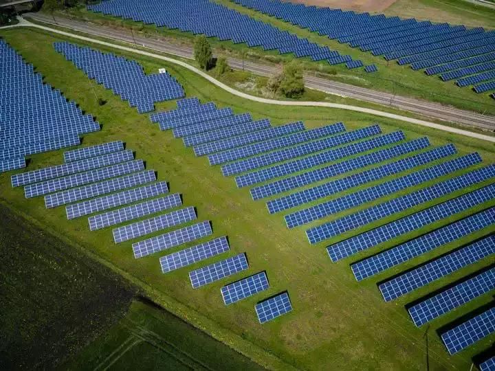 panneaux solaires au sol