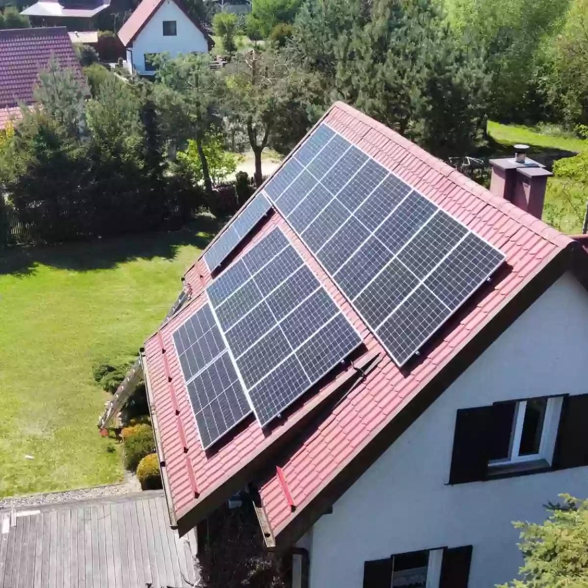 maison équipée de panneaux solaires