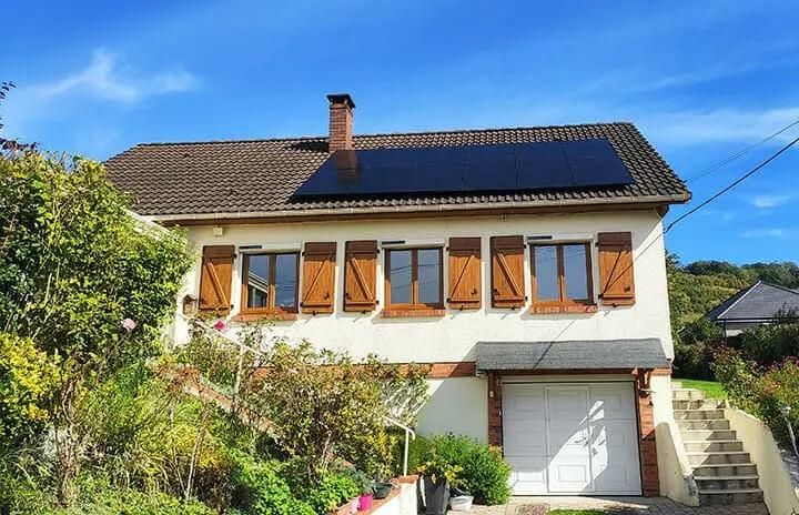 maison avec panneaux solaires