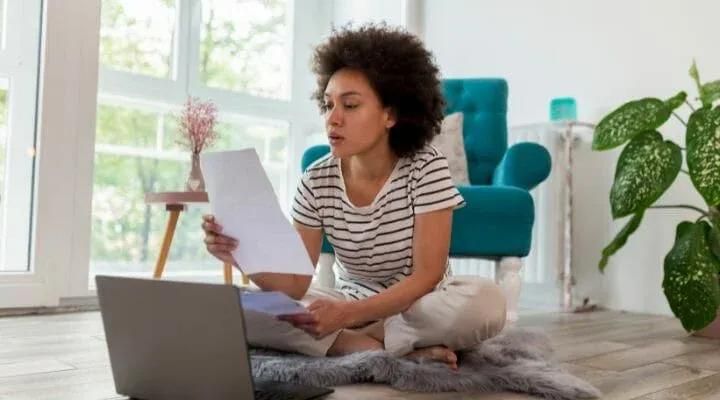 femme qui regarde sa facture d'électricité