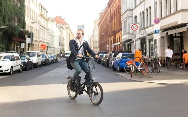 homme se déplaçant à vélo