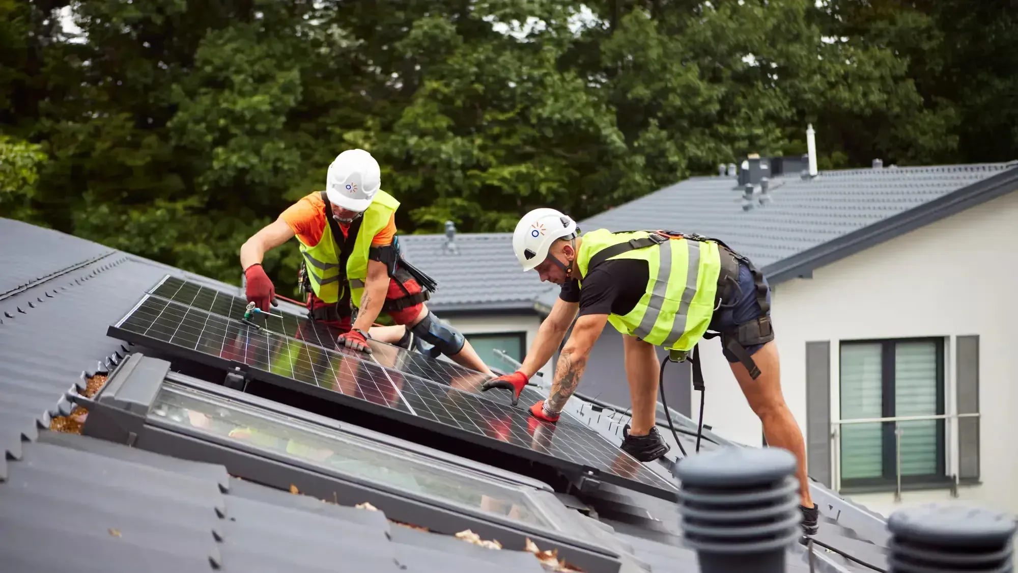 deux installateurs solaires