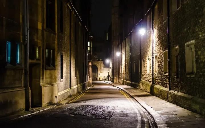rue de nuit avec un éclairage public