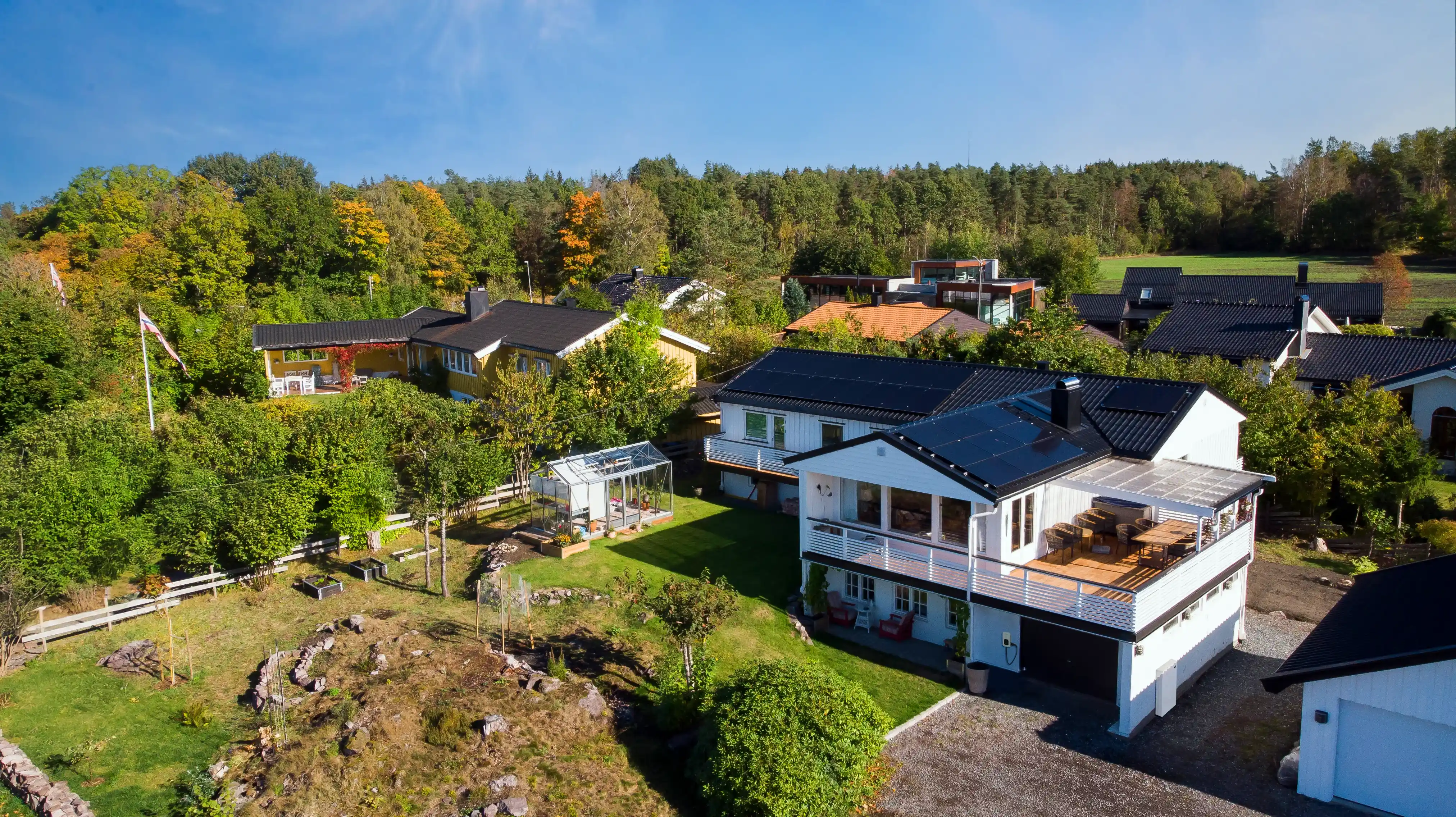 Maison avec panneaux solaires sur le toit