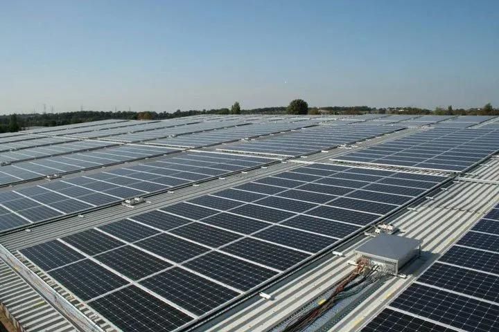 panneaux solaires au sol polycristallins