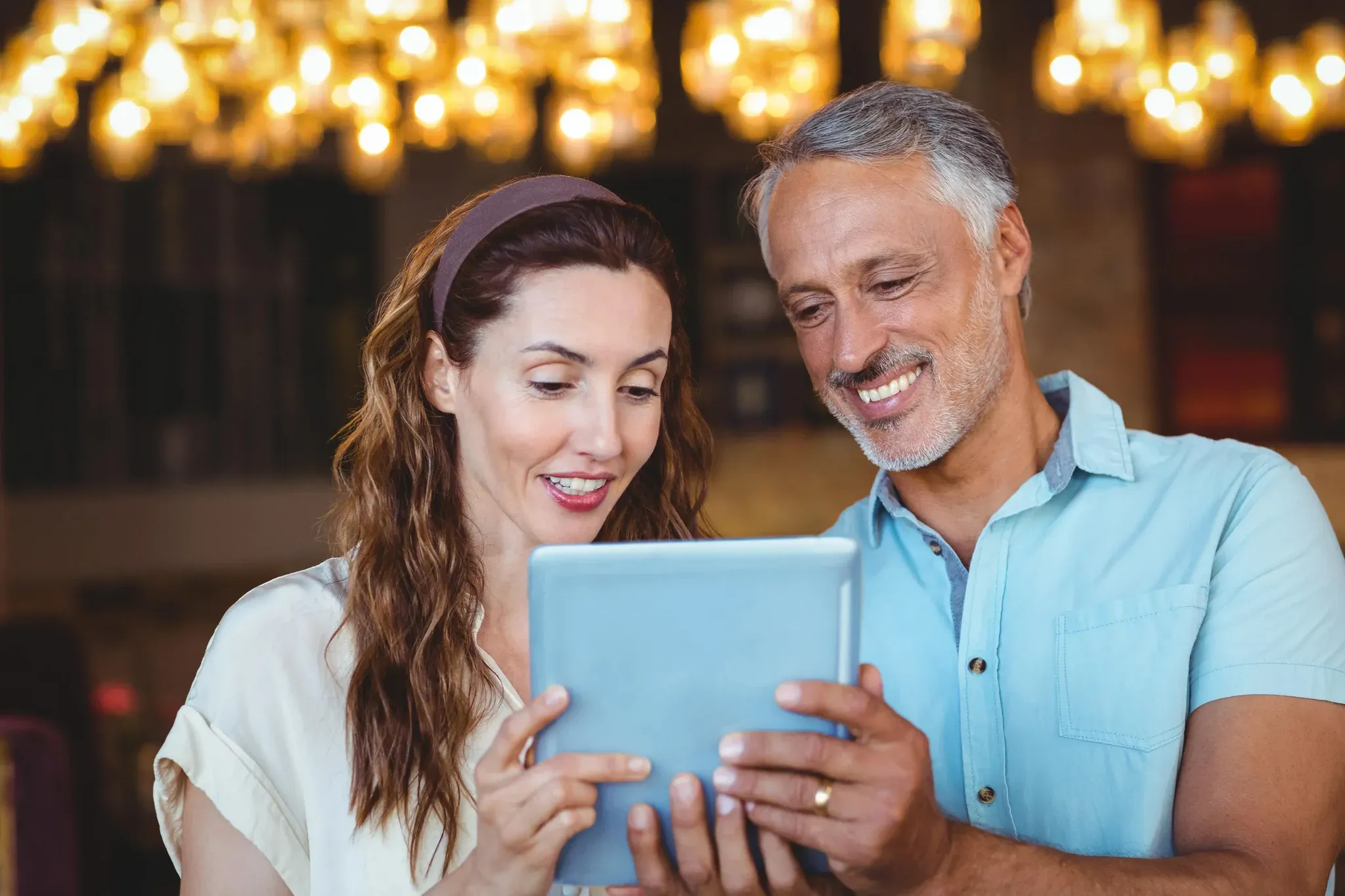 couple regardant une tablette numérique