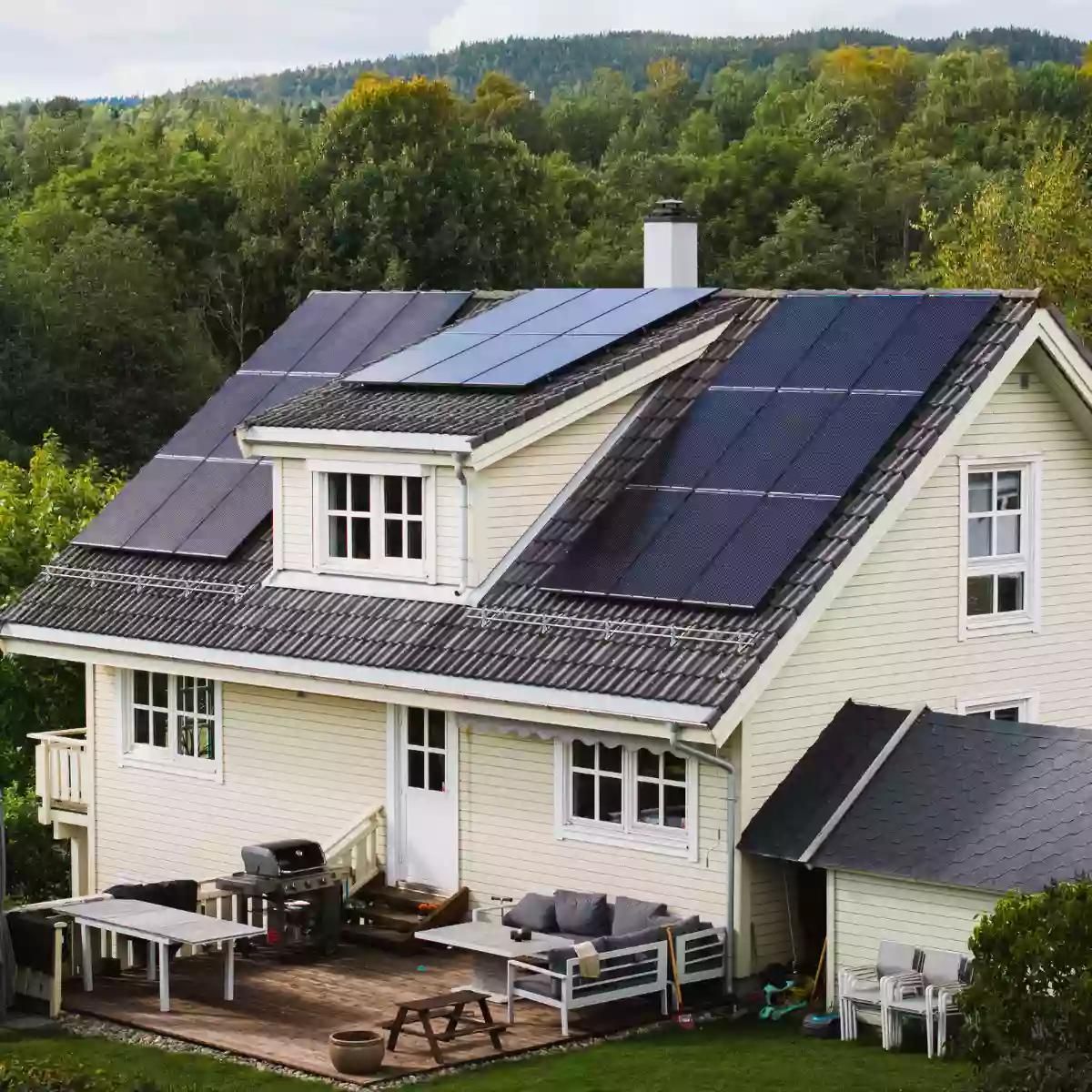 maison équipée de panneaux solaires