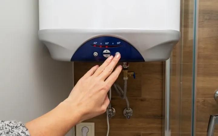 femme qui règle son chauffe eau