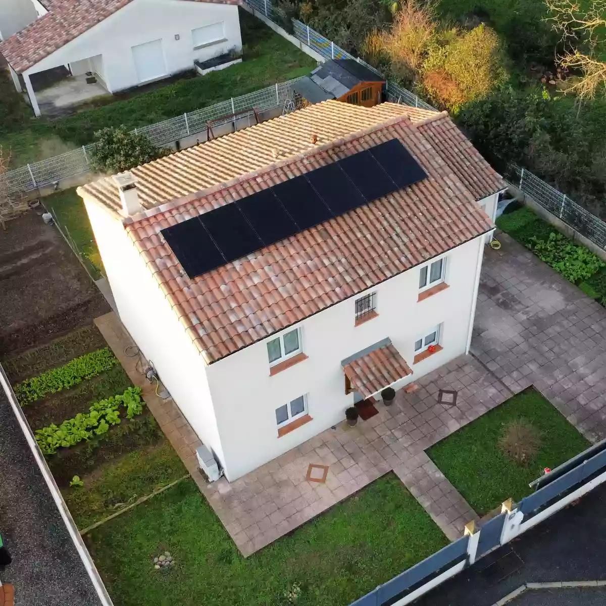 maison équipée de panneaux solaires