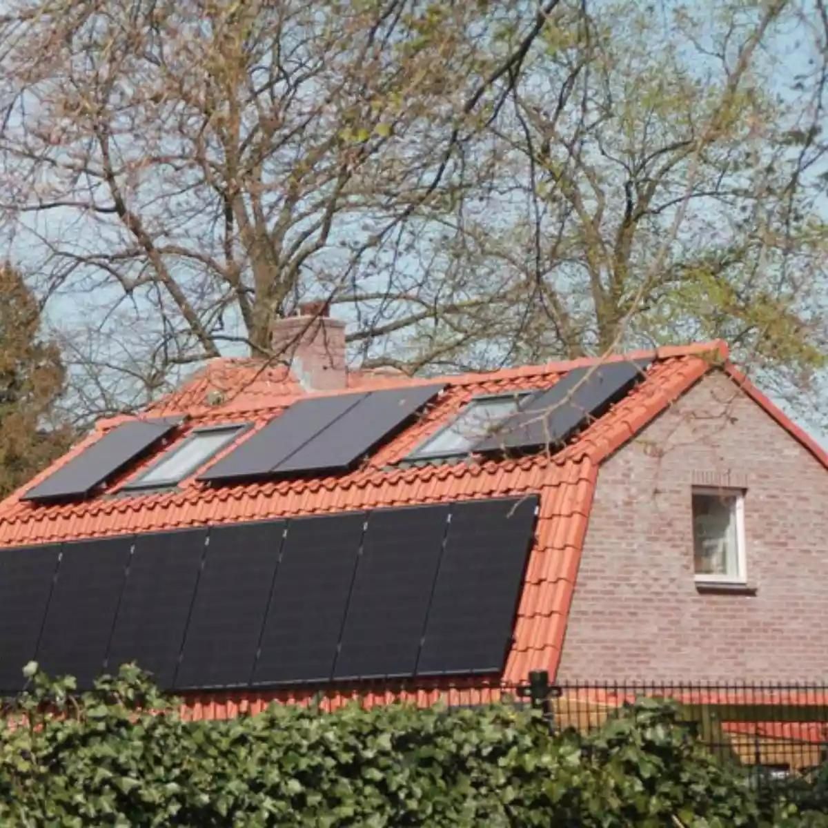 maison équipée de panneaux solaires avec différentes inclinaisons