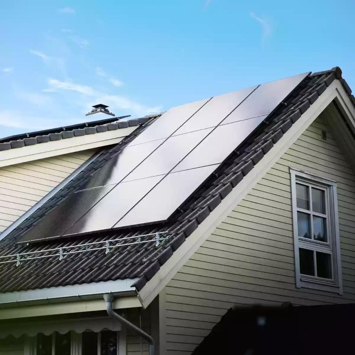 maison équipée de panneaux solaires