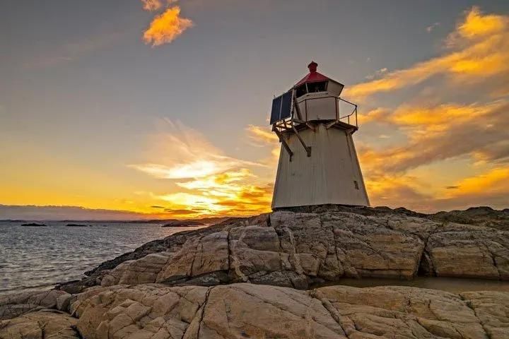 phare en bord de mer