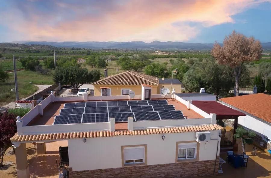 panneaux solaires sur un toit plat