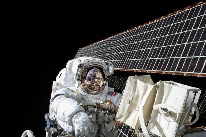panneaux solaires espace