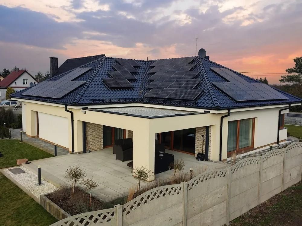 maison avec panneaux solaires