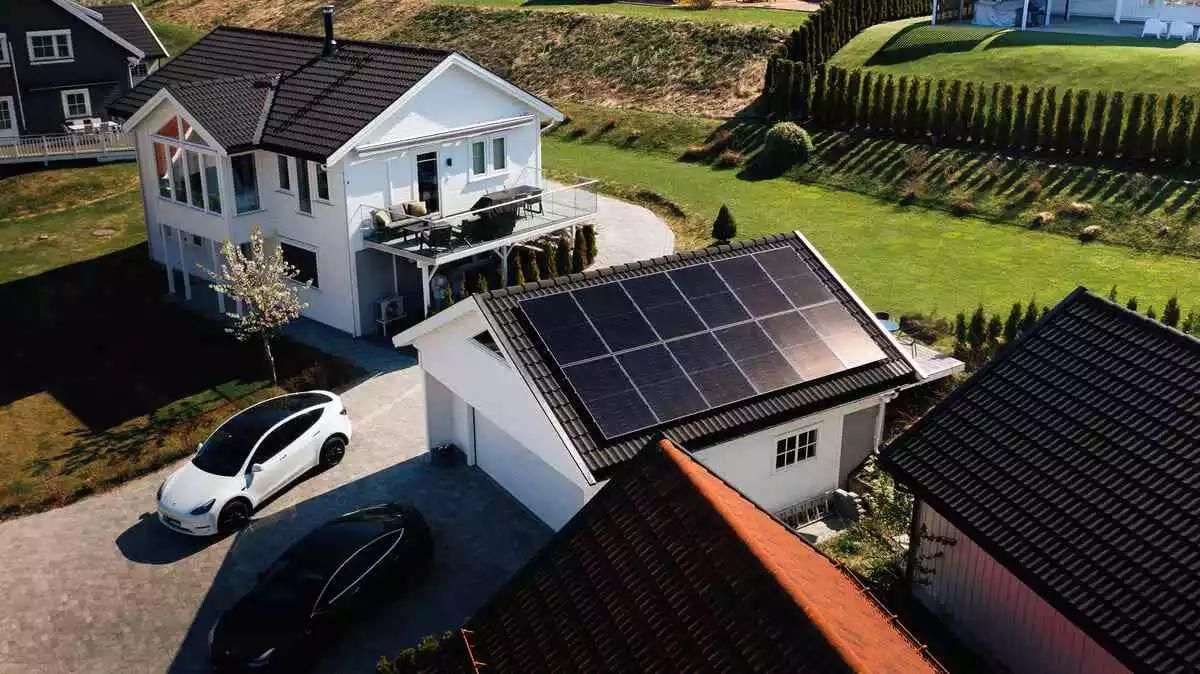 panneaux solaires sur toit et voiture électrique