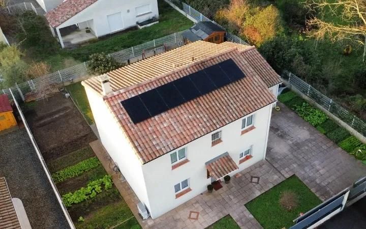 maison équipée de panneaux solaires