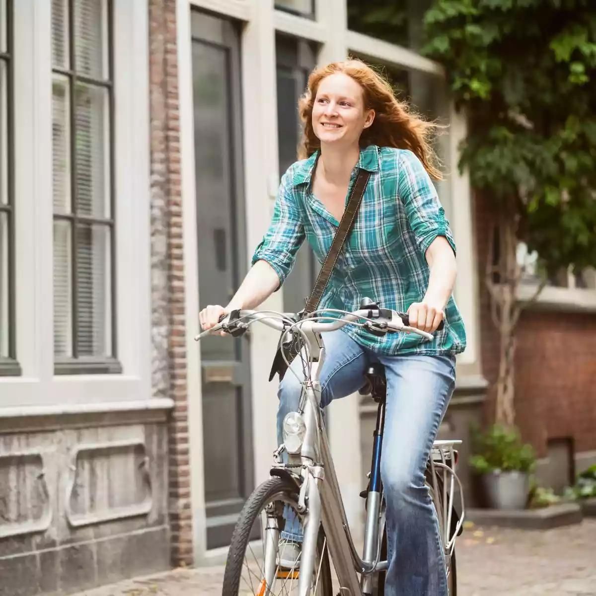 jeune femme faisant du vélo