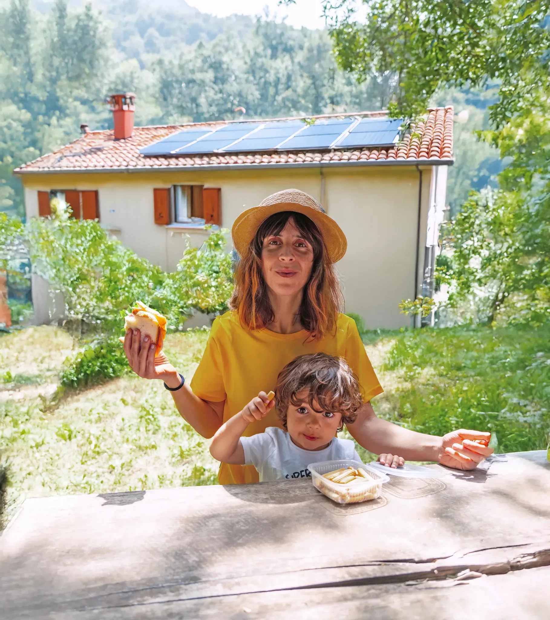 maman avec son fils et panneaux solaires