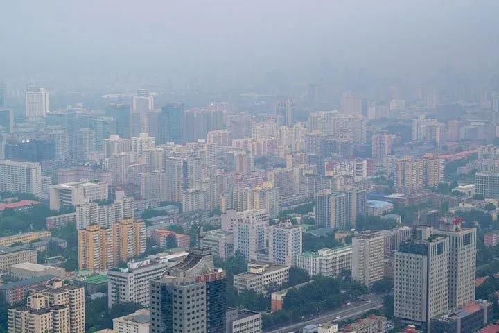 nettoyage panneaux solaires en zone urbaine polluée