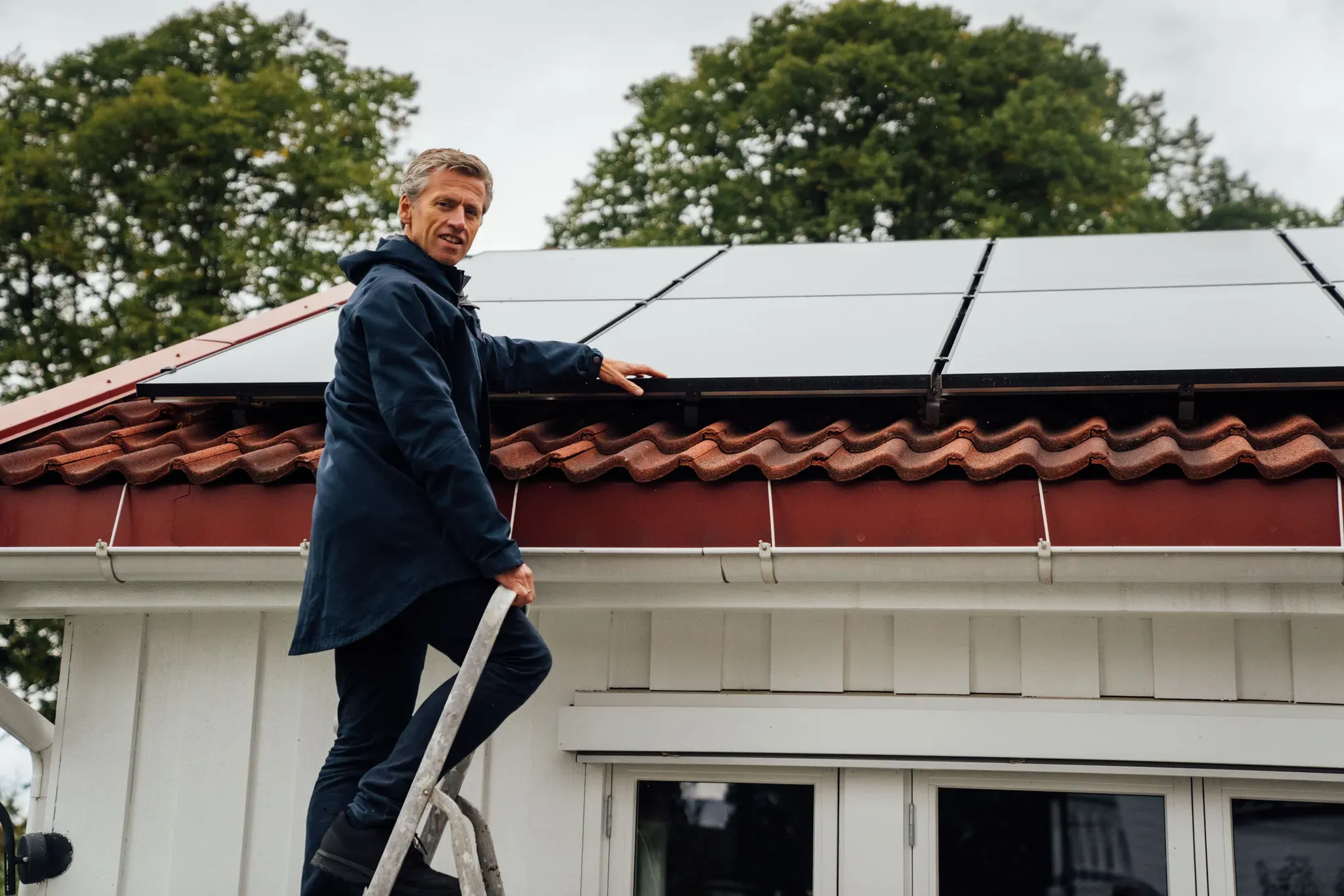 client otovo devant son installation solaire