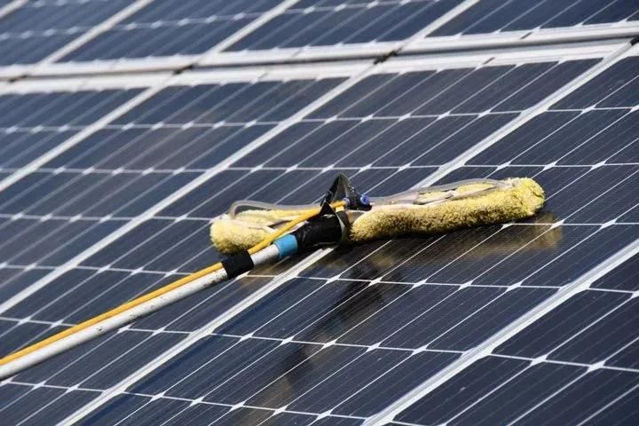 balai téléscopique nettoyage panneau solaire