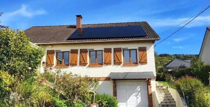 maison équipée de panneaux solaires